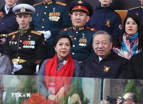 Tổng Bí thư Tô Lâm và Phu nhân dự Lễ duyệt binh Kỷ niệm 80 năm Ngày Chiến thắng trong Chiến tranh Vệ quốc vĩ đại. (Ảnh: Thống Nhất/TTXVN)