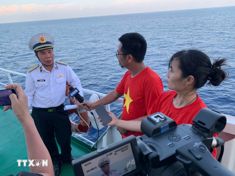 Nữ phóng viên Thùy Giang (Báo Điện tử VietnamPlus) phỏng vấn lãnh đạo Quân chủng hải quân trên hải trình thăm các đảo ở Trường Sa. (Nguồn: TTXVN)