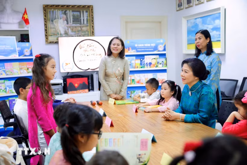Phu nhân Ngô Phương Ly thăm lớp học Lạc Hồng vào sáng 30/5. (Ảnh: TTXVN phát)