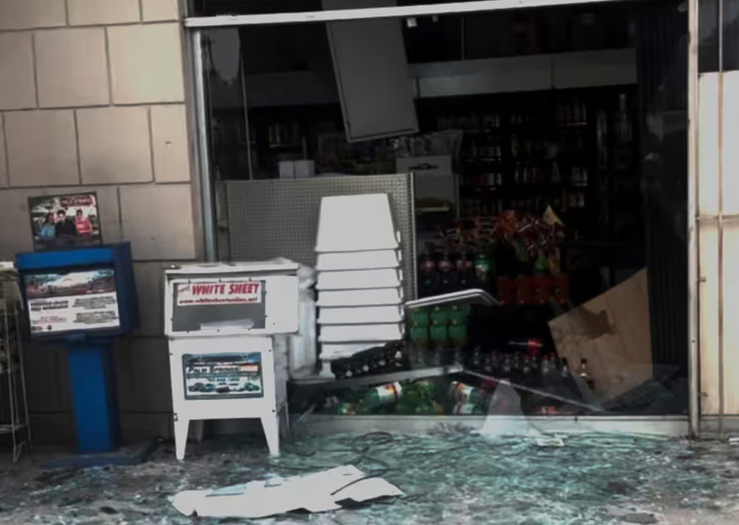 Các mảnh vỡ của kính sau vụ nổ ở Palm Springs, California. (Ảnh: AP)