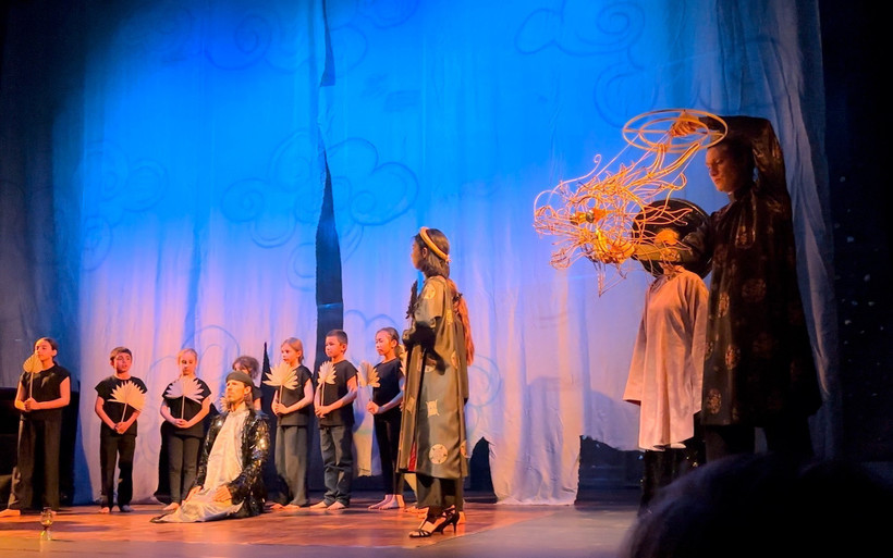 Một cảnh trong vở ca kịch "Con rồng vàng" của đạo diễn Pháp lai Việt Olivier Dhénin Hữu. (Ảnh: Nguyễn Thu Hà/TTXVN)