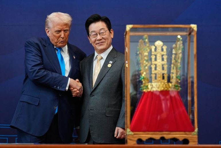 Tổng thống Mỹ Donald Trump được Tổng thống Lee Jae Myung tặng bản sao của một chiếc vương miện vàng lịch sử. (Nguồn: AP)
