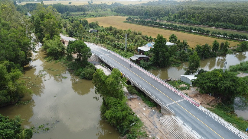 Cầu Gáo Giồng hoàn thành tạo điều kiện lưu thông thuận tiện, góp phần thúc đẩy phát triển kinh tế-xã hội địa phương. (Ảnh: Nhựt An/TTXVN)