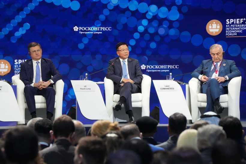 Phó Thủ tướng Chính phủ Lê Thành Long (giữa) phát biểu tại Phiên khai mạc Diễn đàn Kinh tế quốc tế Saint Petersburg lần thứ 28. (Ảnh: Quang Vinh/TTXVN)