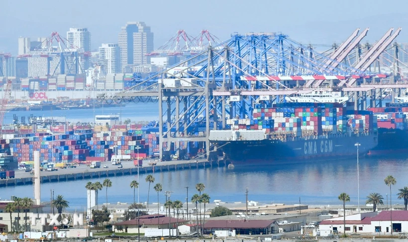 Hoạt động tại cảng hàng hóa Long Beach ở California, Mỹ. (Ảnh: AFP/TTXVN) Hoạt động tại cảng hàng hóa Long Beach ở California, Mỹ. (Ảnh: AFP/TTXVN)