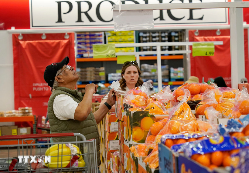 Người tiêu dùng mua sắm tại siêu thị ở California, Mỹ ngày 10/4/2024. (Ảnh: THX/TTXVN)