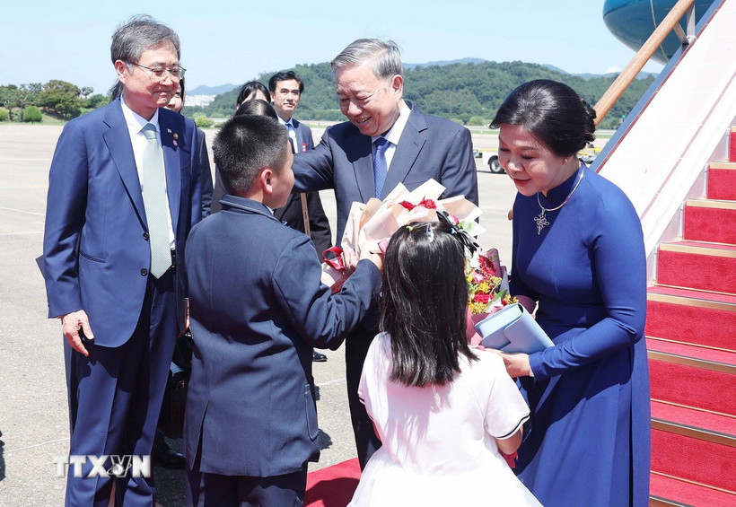 Tổng Bí thư Tô Lâm và Phu nhân đến thủ đô Seoul, bắt đầu chuyến thăm cấp Nhà nước tới Hàn Quốc. (Ảnh: Thống Nhất/TTXVN)