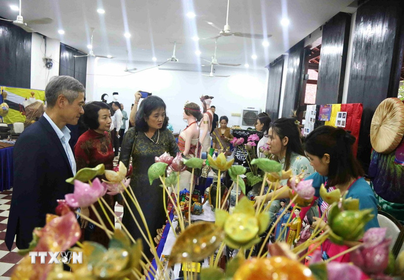 Đại sứ Nguyễn Minh Vũ và phu nhân tham quan gian trưng bày, triển lãm của Việt Nam. (Ảnh: Huỳnh Thảo/TTXVN)