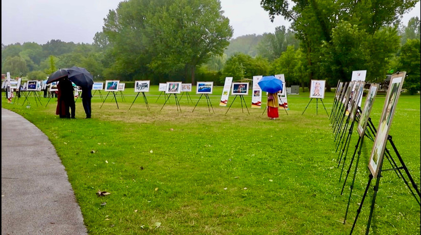 50 bức ảnh về con người, văn hóa và phong cảnh thiên nhiên Việt Nam của các tác giả Việt Nam và tác giả người Đức, Götz Peter Reichelt được sắp xếp thành hình chữ V-N, tượng trưng cho tên gọi Việt Nam ở không gian ngoài trời của Vườn Thế giới Berlin. (Ảnh: Phương Hoa/TTXVN)