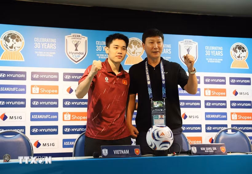 Huấn luyện viên Kim Sang Sik (phải) và cầu thủ hay nhất trận Nguyễn Đình Bắc trong họp báo sau trận Việt Nam thắng Timor Leste 7-0 ở lượt ra quân bảng A - ASEAN Cup 2026. (Ảnh: Đỗ Sinh/TTXVN)