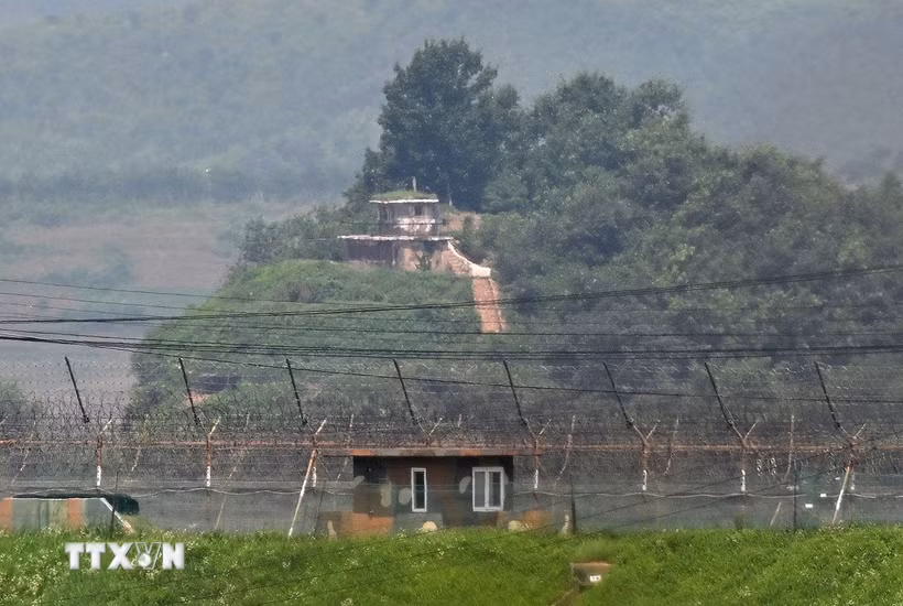 Trạm gác của quân đội Triều Tiên (phía trên) và Hàn Quốc (phía dưới) được nhìn từ khu vực biên giới liên Triều ở thành phố Paju (Hàn Quốc) ngày 27/7/2023. (Ảnh: AFP/TTXVN)