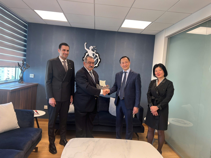 Đại sứ Dương Hải Hưng gặp Chủ tịch Phòng Thương mại và Công nghiệp Cyprus, ông Stavros Stavrius. (Ảnh: TTXVN phát)