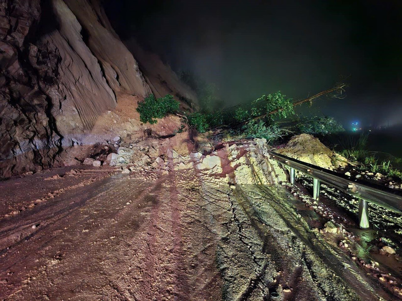 Điểm sạt lở đất đá tại Km 76+650m Quốc lộ 4D đoạn qua xã Sơn Bình, huyện Tam Đường, tỉnh Lai Châu tiếp tục bị sạt lở, hiện tại tắc đường hoàn toàn. (Ảnh: TTXVN phát)