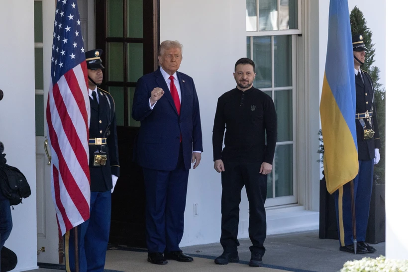 Tổng thống Mỹ Donald Trump (thứ 2, trái) và Tổng thống Ukraine Volodymyr Zelensky tại cuộc gặp ở Nhà Trắng, Washington, D.C., Mỹ, ngày 28/2/2025. (Ảnh: THX/TTXVN)