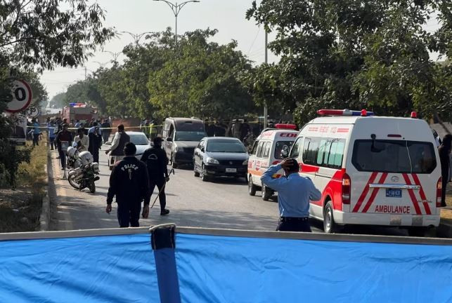 Cảnh sát và xe cứu thương có mặt tại hiện trường sau vụ nổ bên ngoài tòa án ở Islamabad, Pakistan. (Nguồn: Reuters)