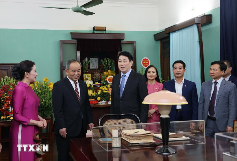 Chủ tịch nước Lương Cường tham quan Di tích Nhà 67 ở Khu Di tích Chủ tịch Hồ Chí Minh trong Phủ Chủ tịch. (Ảnh: Lâm Khánh/TTXVN)