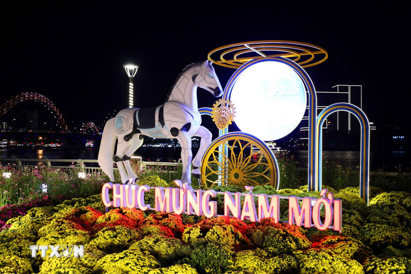 Tiểu cảnh linh vật ngựa và hoa chào Năm mới 2026 tại Đà Nẵng. (Ảnh: Trần Lê Lâm/TTXVN)