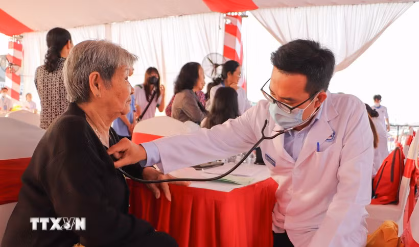 Bác sỹ khám bệnh miễn phí cho người có công ở Cần Thơ. (Ảnh: Hồng Thái/TTXVN)