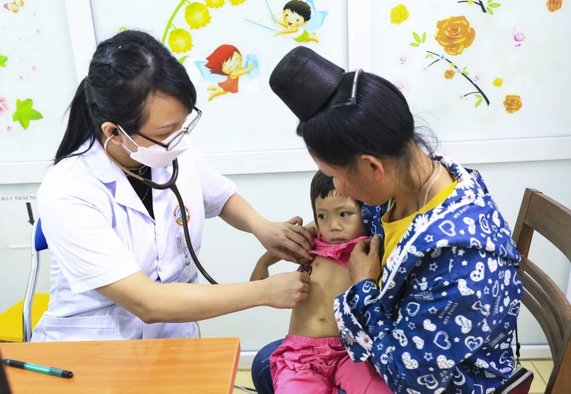 Bác sỹ thăm khám cho bệnh nhân tại Bệnh viện Đa khoa tỉnh Điện Biên.​ (Ảnh: Xuân Tư/TTXVN)