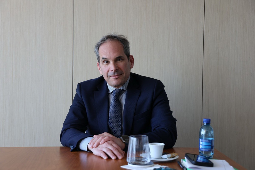 Luật sư Alan Yanovich bày tỏ niềm tin rằng các quốc gia Đông Nam Á tiếp tục là điểm đến hấp dẫn cho FDI nếu khu vực này duy trì nền kinh tế mở dựa trên luật lệ. (Ảnh: Anh Hiển/TTXVN)