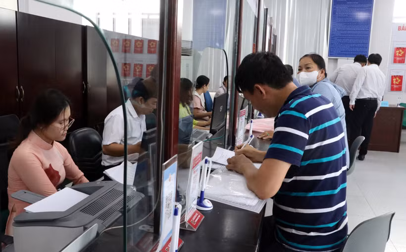 Người dân đến làm các thủ tục cần thiết tại Trung tâm phục vụ hành chính công tại Cần Thơ. (Ảnh: Trung Hiếu/TTXVN)