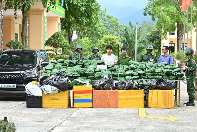 Đối tượng Phạm Ngọc Duy và tang vật vụ án. (Nguồn: Báo Nhân dân)