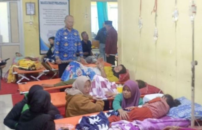 Một số bệnh nhân đã được điều trị y tế tại Trung tâm Y tế Bungbulang, huyện Garut. (Nguồn: ANTARA)