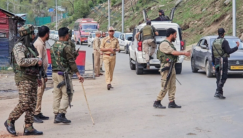 Lực lượng an ninh Ấn Độ được triển khai tại hiện trường vụ tấn công nhằm vào khách du lịch ở Pahalgam, Jammu và Kashmir, ngày 22/4/2025. (Ảnh: ANI/TTXVN)