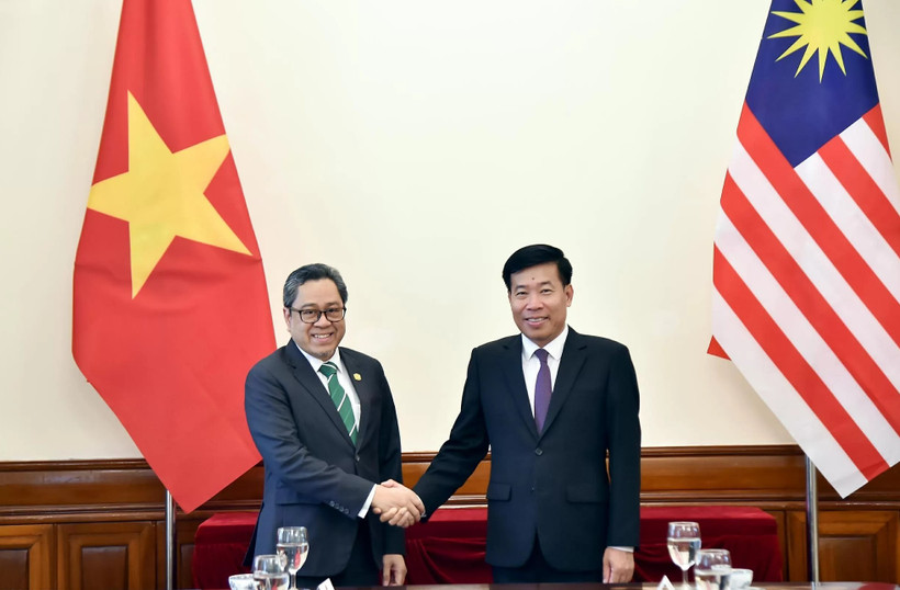 Ủy viên Trung ương Đảng, Thứ trưởng Ngoại giao Nguyễn Mạnh Cường và Phó Tổng thư ký Bộ Ngoại giao Malaysia Dato’ Ahmad Rozian Abd Ghani đồng chủ trì kỳ họp Đối thoại chiến lược quan chức cấp cao Việt Nam-Malaysia lần thứ 3. (Nguồn: Báo Quốc tế)