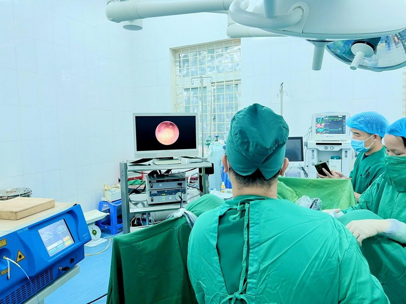 Các bác sỹ Trung tâm Y tế huyện Tam Dương, Vĩnh Phúc thực hiện Điều trị U lành tính tuyến giáp bằng sóng cao tần RFA cho bệnh nhân. (Ảnh: Nguyễn Thảo/TTXVN)