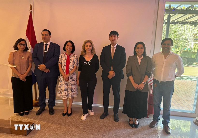 Đại sứ Ngô Minh Nguyệt cùng Bộ trưởng Ngôn ngữ Paraguay Javier Viveros, Lãnh sự danh dự Việt Nam María Del Carmen Pérez và các đại biểu chụp ảnh lưu niệm. (Nguồn: TTXVN phát)
