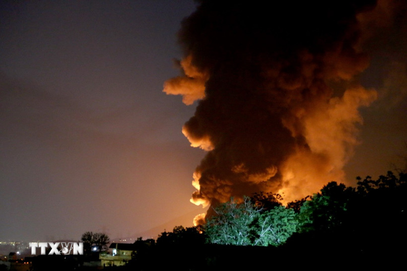 Khói bốc lên sau một vụ tấn công tại Tehran, Iran. (Ảnh: AA/TTXVN)