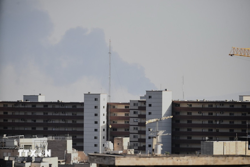 Khói bốc lên sau một vụ tấn công tại Tehran, Iran. (Ảnh: THX/TTXVN)