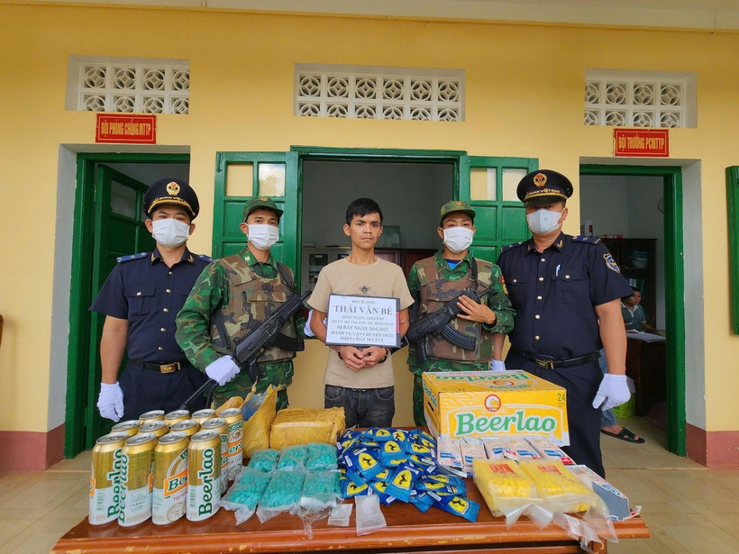 Thái Văn Bé và các tang vật bị bắt giữ. (Ảnh: TTXVN phát)