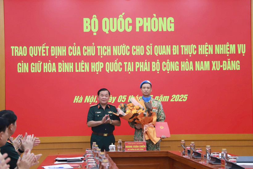Thứ trưởng Bộ Quốc phòng, Thượng tướng Hoàng Xuân Chiến trao Quyết định của Chủ tịch nước cho sỹ quan Trần Viết Cường lên đường làm nhiệm vụ gìn giữ hòa bình Liên hợp quốc. (Nguồn: Đại biểu Nhân dân)