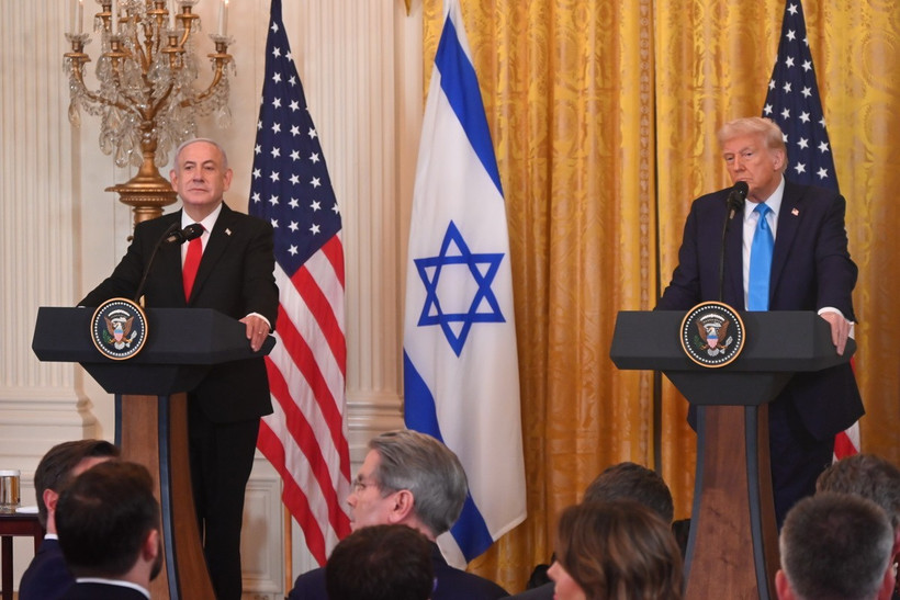 Tổng thống Mỹ Donald Trump (phải) phát biểu trong cuộc họp báo chung với Thủ tướng Israel Benjamin Netanyahu (trái) tại Nhà Trắng ở Washington, D.C., ngày 4/2/2025. (Nguồn: Anadolu Agency/TTXVN)