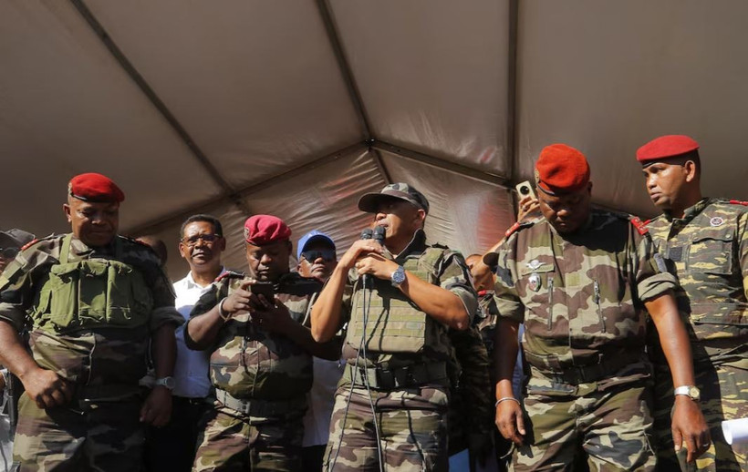 Đại tá Michael Randrianirina phát biểu bên ngoài tòa thị chính. (Nguồn: Reuters)