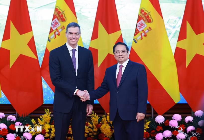 Thủ tướng Phạm Minh Chính và Thủ tướng Tây Ban Nha Pedro Sánchez chụp ảnh chung trước khi tiến hành hội đàm. (Ảnh: Dương Giang/TTXVN)