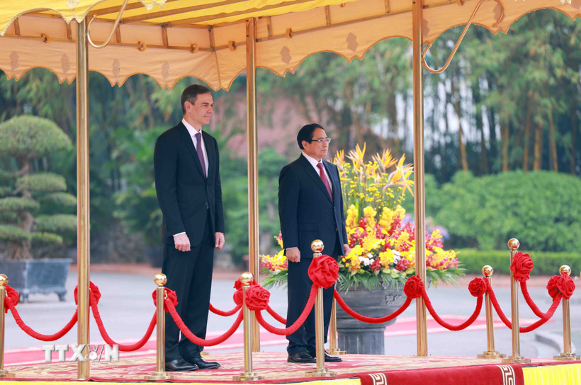 Thủ tướng Phạm Minh Chính và Thủ tướng Tây Ban Nha Pedro Sánchez nghe quân nhạc cử Quốc thiều hai nước. (Ảnh: Dương Giang/TTXVN)