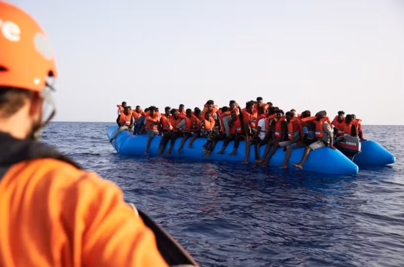 Người di cư chờ được cứu tại khu vực ngoài khơi bờ biển Libya ngày 5/7/2019. (Ảnh: AFP/ TTXVN)