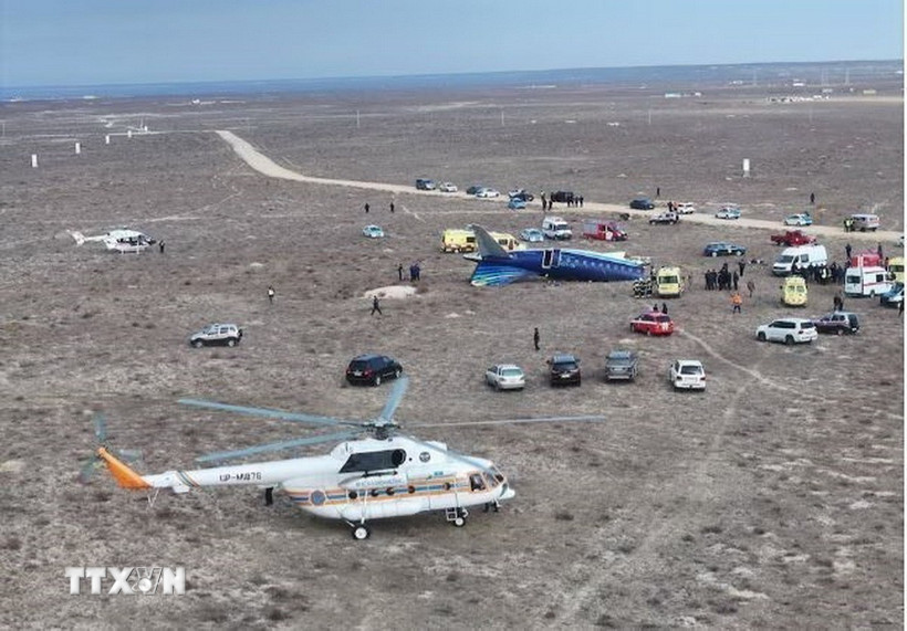 Lực lượng chức năng làm nhiệm vụ tại hiện trường vụ rơi máy bay chở khách của Hãng Azerbaijan Airlines gần thành phố Aktau, Kazakhstan ngày 25/12/2024. (Ảnh: REUTERS/TTXVN)