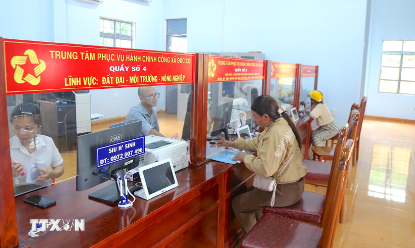 Người dân đến làm các thủ tục hành chính trong ngày 1/7 tại Trung tâm phục vụ hành chính công xã Đức Cơ, tỉnh Gia Lai. (Ảnh: Quang Thái/TTXVN)