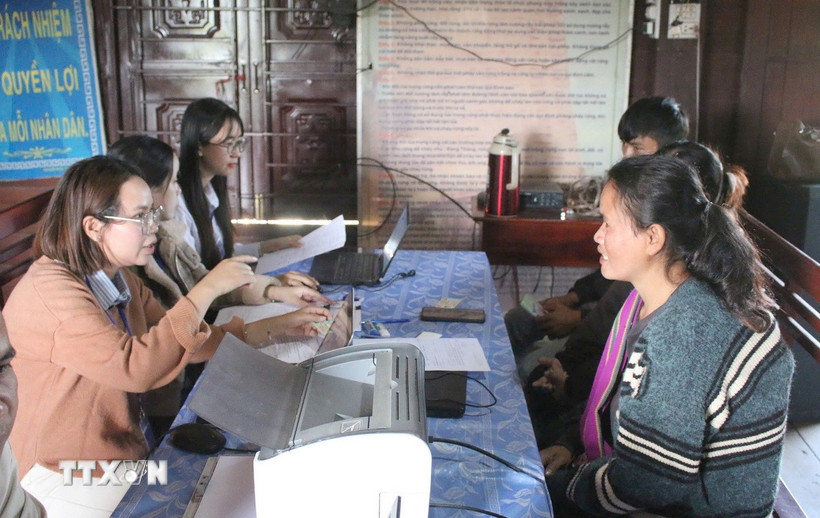 Cán bộ Trung tâm phục vụ hành chính công xã Ya Ly, tỉnh Quảng Ngãi hướng dẫn người dân nộp hồ sơ tại buổi tiếp nhận thủ tục hành chính lưu động. (Ảnh: Dư Toán/TTXVN)