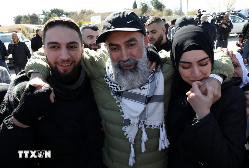 Tù nhân Palestine, được Hamas trả tự do, về tới thành phố Ramallah, Bờ Tây ngày 15/2/2025. (Nguồn: THX/TTXVN)