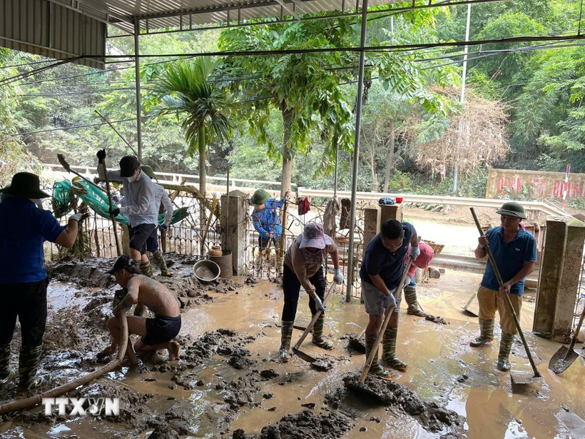 Ngoài lực lượng tại chỗ, các xã, bản, trường học ở Nghệ An còn nhận được sự hỗ trợ, giúp đỡ từ các đơn vị khác trong tỉnh để vượt qua khó khăn do lũ. (Ảnh: TTXVN phát)