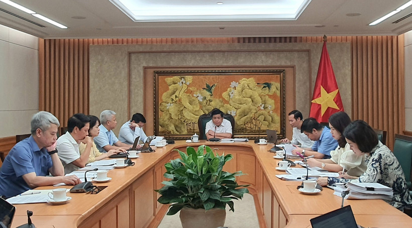 Sáng 8/5, tại Trụ sở Chính phủ, Phó Thủ tướng Nguyễn Chí Dũng chủ trì cuộc họp với các bộ, ngành cho ý kiến về dự thảo Nghị định về đăng ký doanh nghiệp. (Ảnh: Chu Thanh Vân/TTXVN)