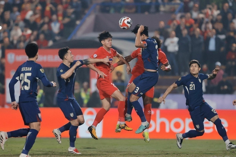 Pha tranh bóng của tuyển thủ Việt Nam tại khu vực cầu môn của đội tuyển Thái Lan trong trận chung kết lượt đi. (Ảnh: Minh Quyết/TTXVN)