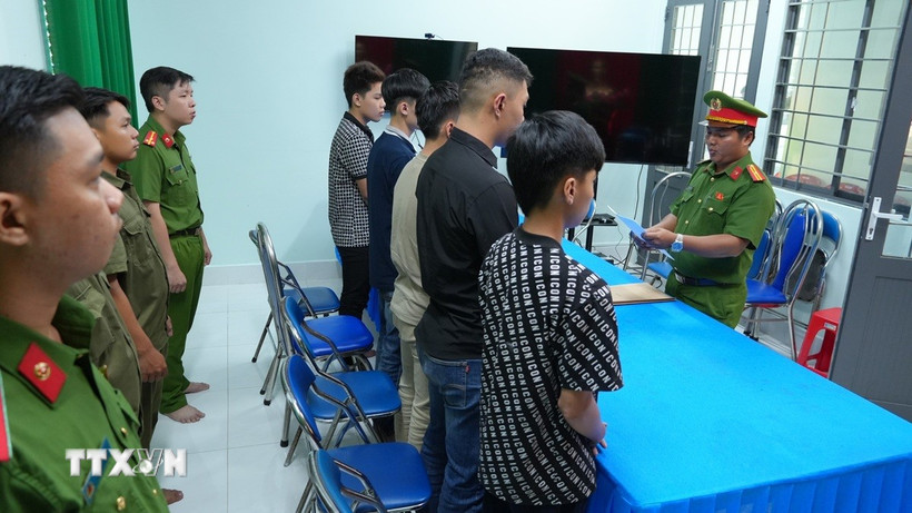 Cơ quan Cảnh sát điều tra Công an tỉnh Đồng Tháp tống đạt Quyết định khởi tố và ra Lệnh cấm đi khỏi nơi cưu trú đối với 5 bị can. (Ảnh: TTXVN phát)