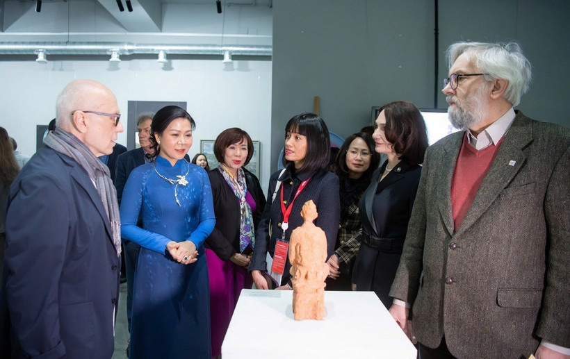 Phu nhân Ngô Phương Ly thăm trường Đại học Mỹ thuật Moskva mang tên V.I.Surikov. (Ảnh: TTXVN phát)