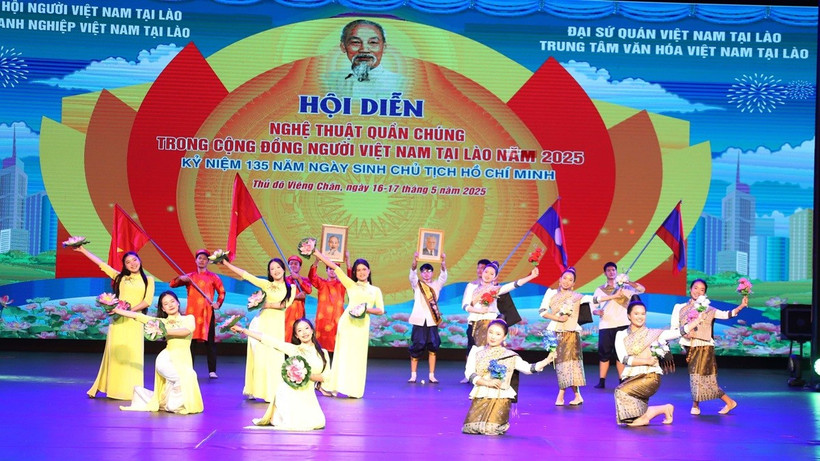 Một tiết mục tại Hội diễn thể hiện mối quan hệ đặc biệt Việt Nam-Lào. (Ảnh: Xuân Tú/TTXVN)